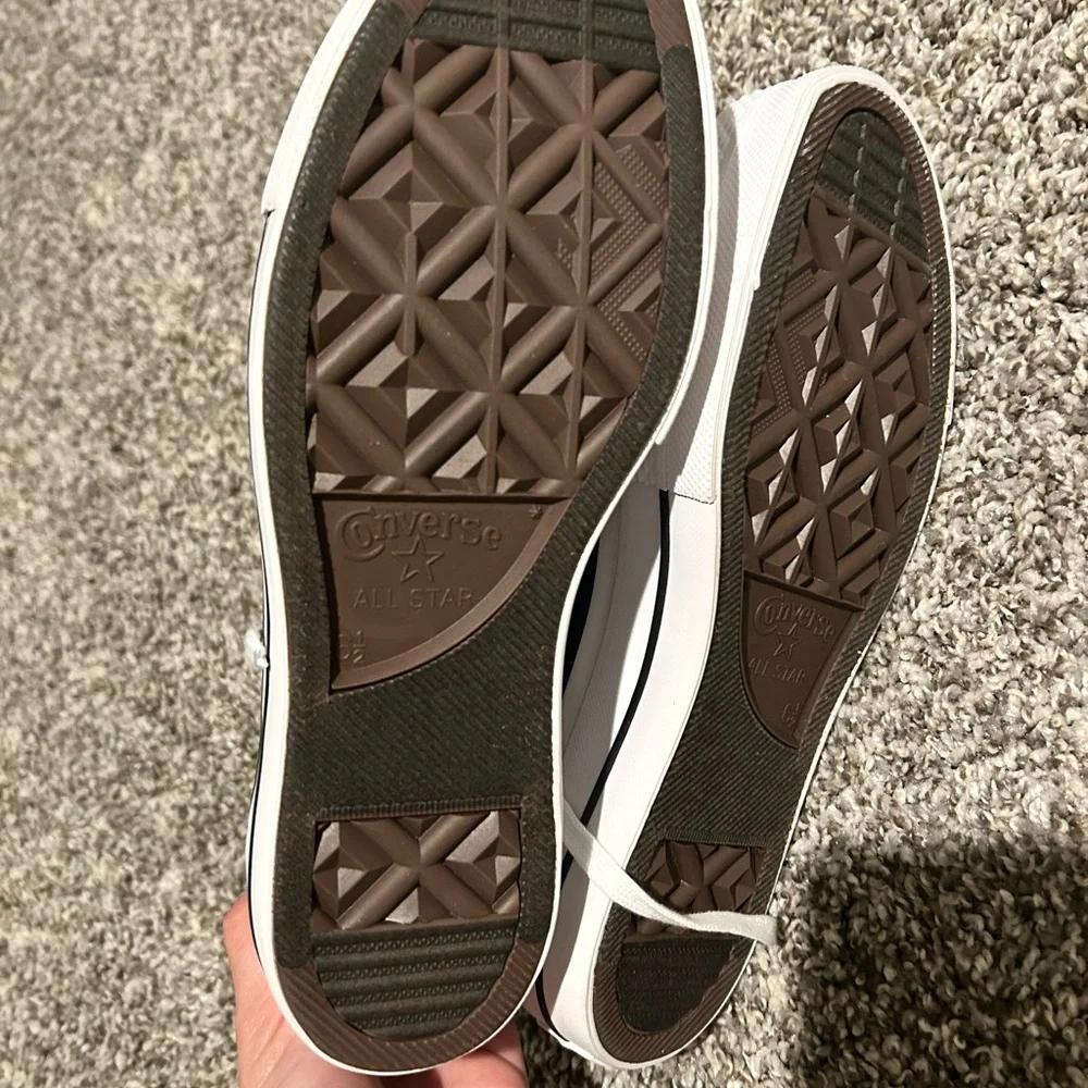 NWOT Classic Converse Sneakers in Black and White - Picture 5 of 5